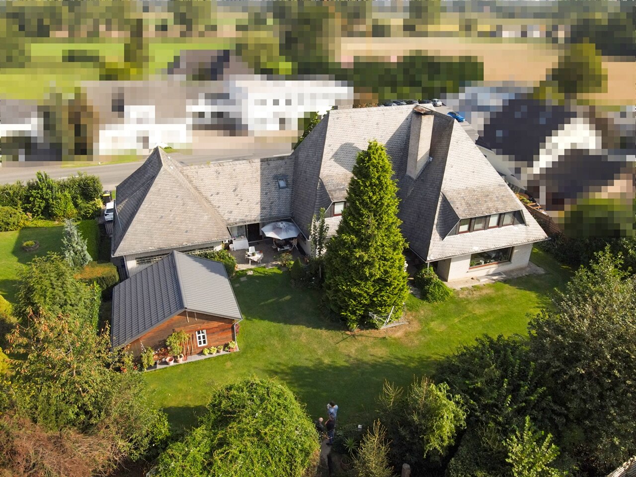Großzügige Villa mit Einliegerwohnung – Raumwunder mit Eleganz und Komfort