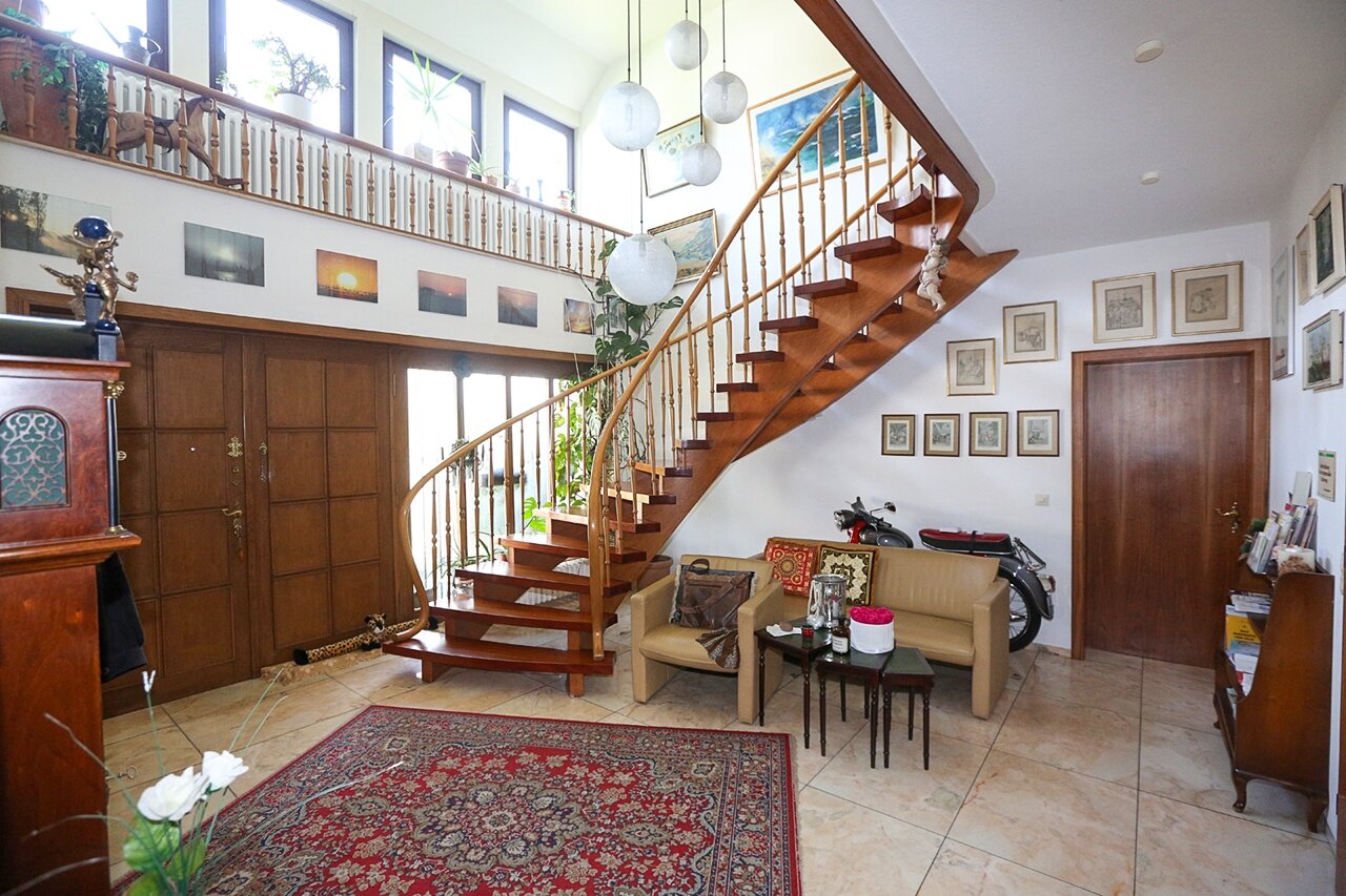 Großzügige Villa mit Einliegerwohnung – Raumwunder mit Eleganz und Komfort