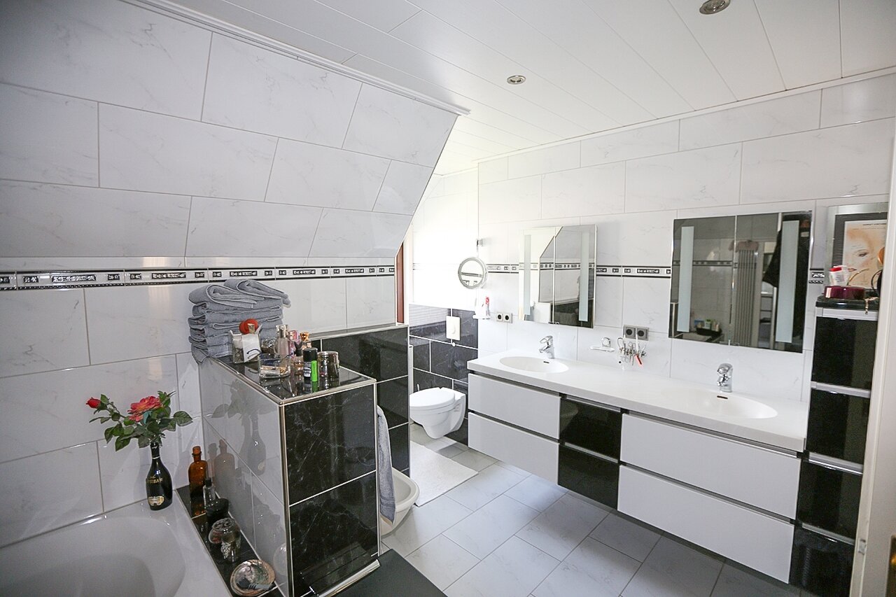 Großzügige Villa mit Einliegerwohnung – Raumwunder mit Eleganz und Komfort