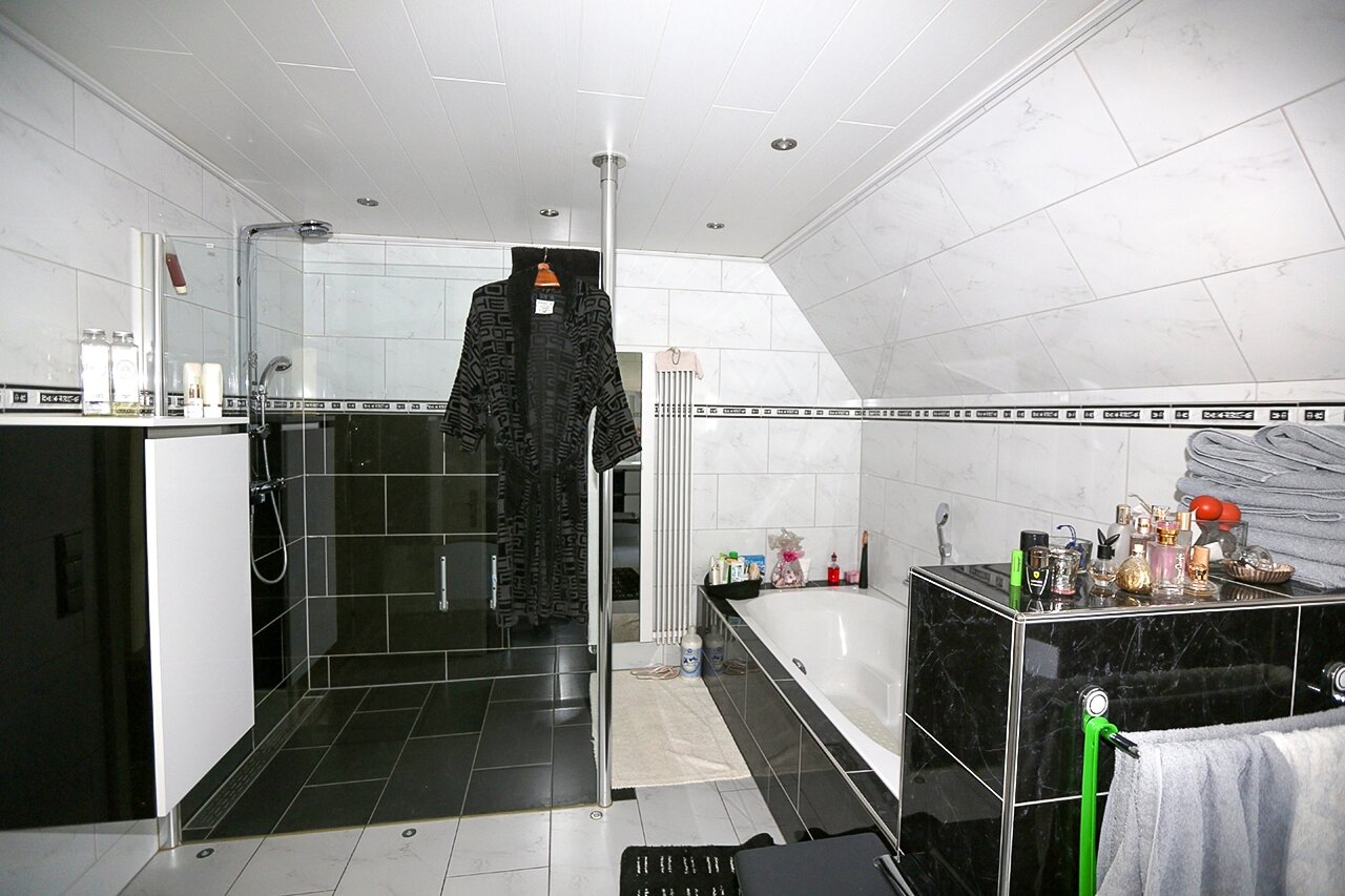 Großzügige Villa mit Einliegerwohnung – Raumwunder mit Eleganz und Komfort