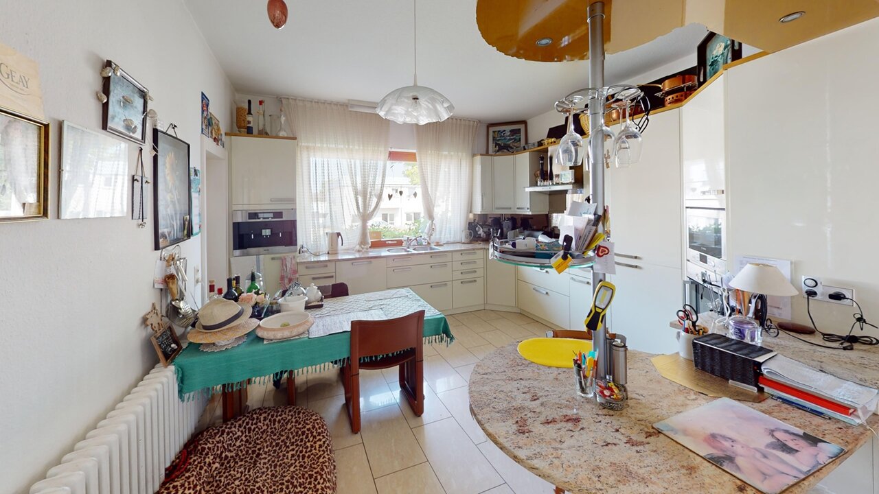 Großzügige Villa mit Einliegerwohnung – Raumwunder mit Eleganz und Komfort