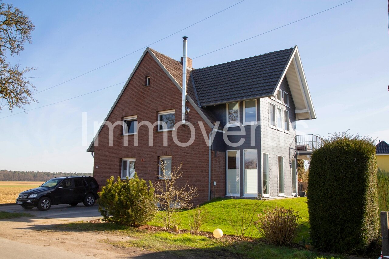 Außergewöhnliches Zweifamilienhaus mit Architektenanbau