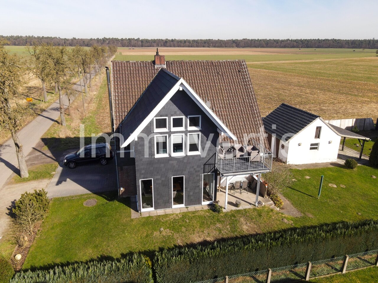Außergewöhnliches Zweifamilienhaus mit Architektenanbau