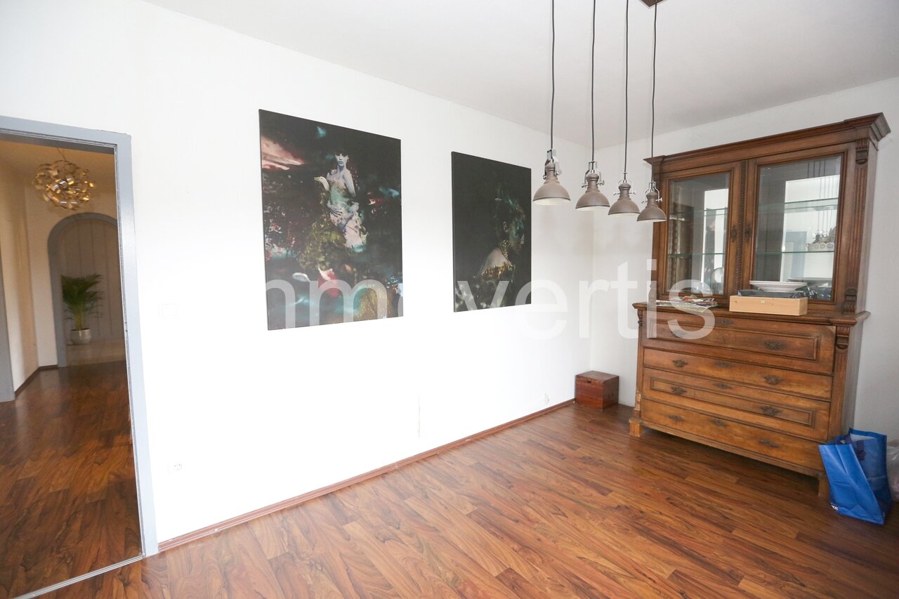 Bungalow mit zwei Wohnungen in Hanglage