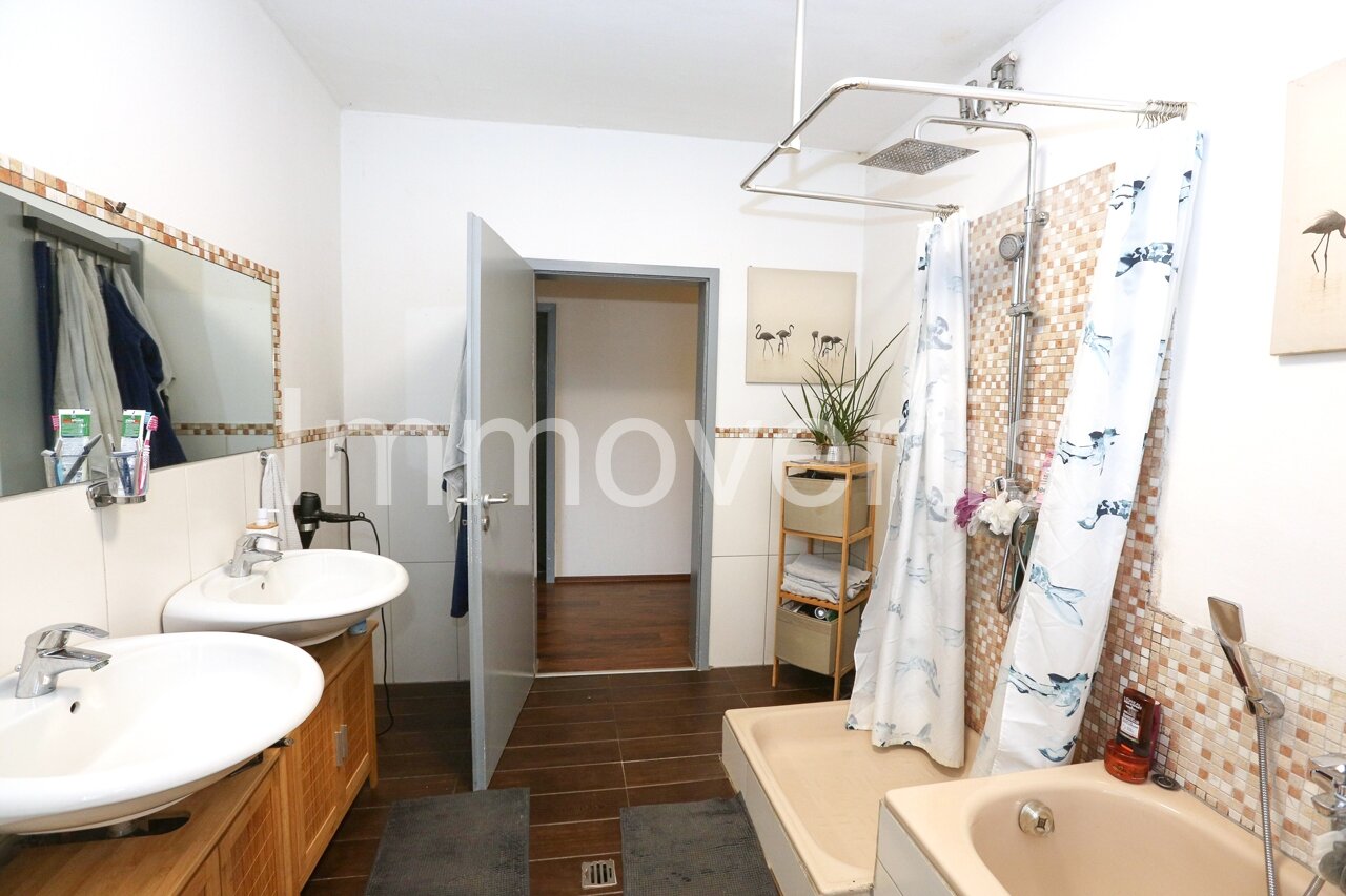Bungalow mit zwei Wohnungen in Hanglage