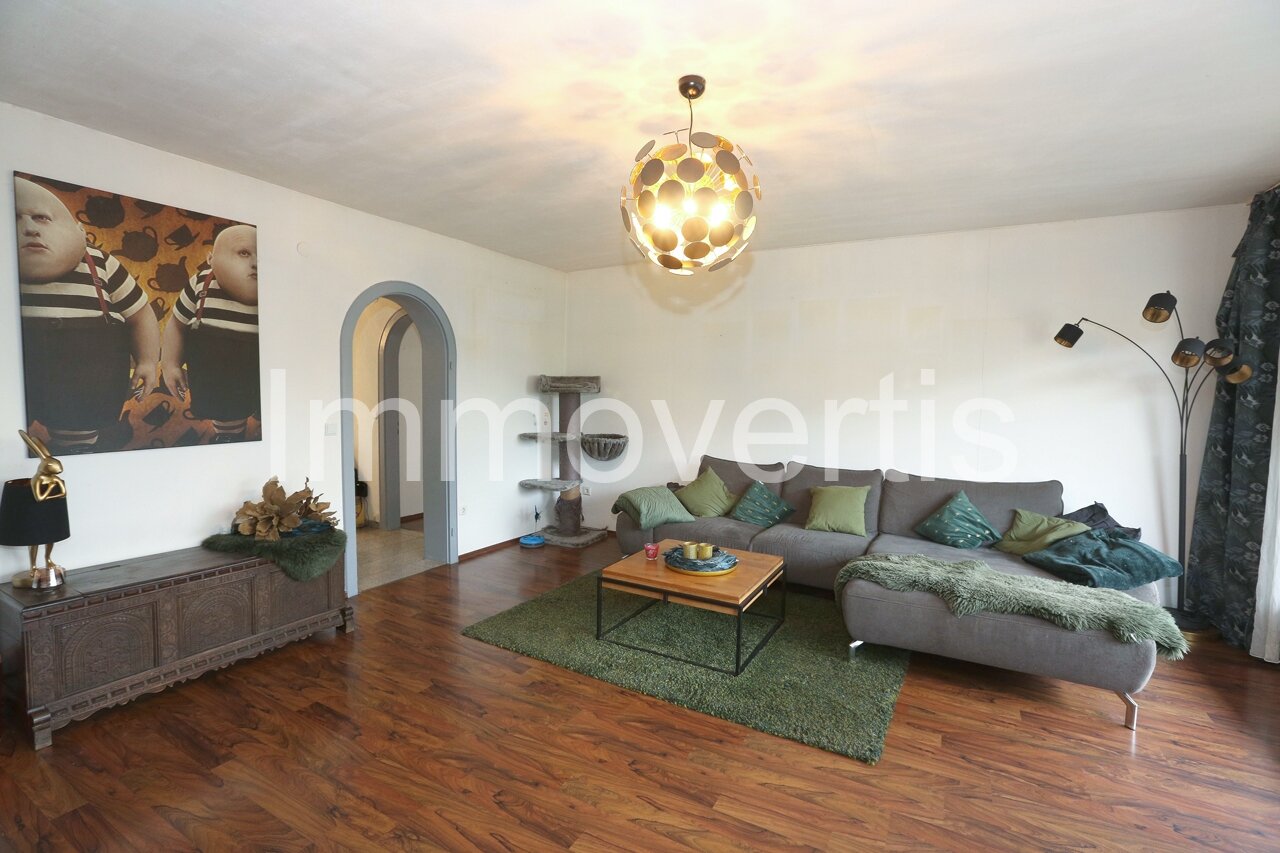 Bungalow mit zwei Wohnungen in Hanglage