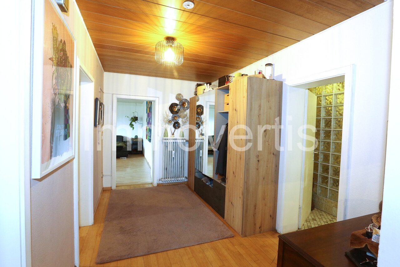 Bungalow mit zwei Wohnungen in Hanglage