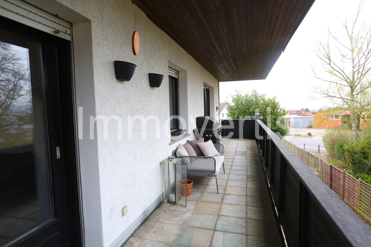 Bungalow mit zwei Wohnungen in Hanglage
