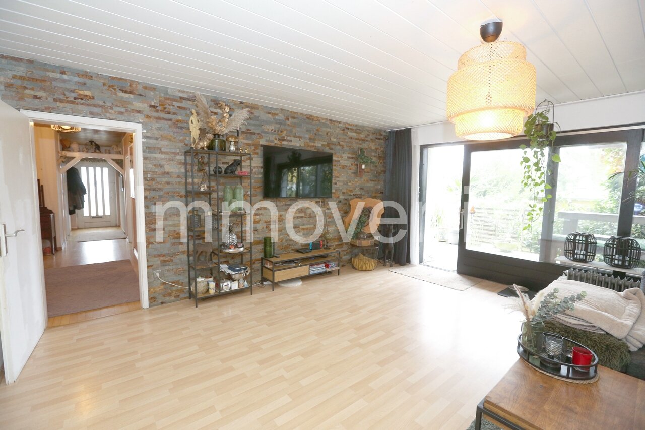 Bungalow mit zwei Wohnungen in Hanglage