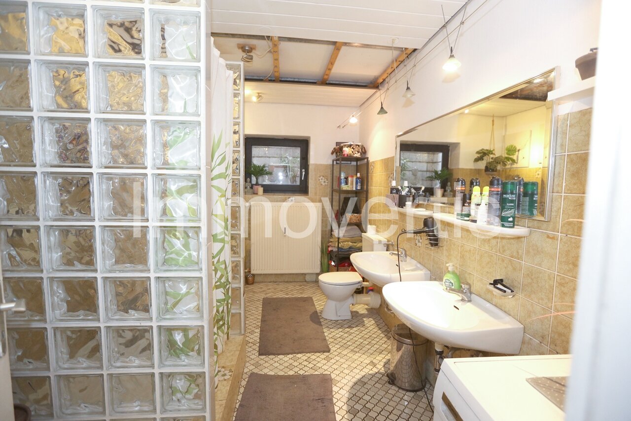 Bungalow mit zwei Wohnungen in Hanglage