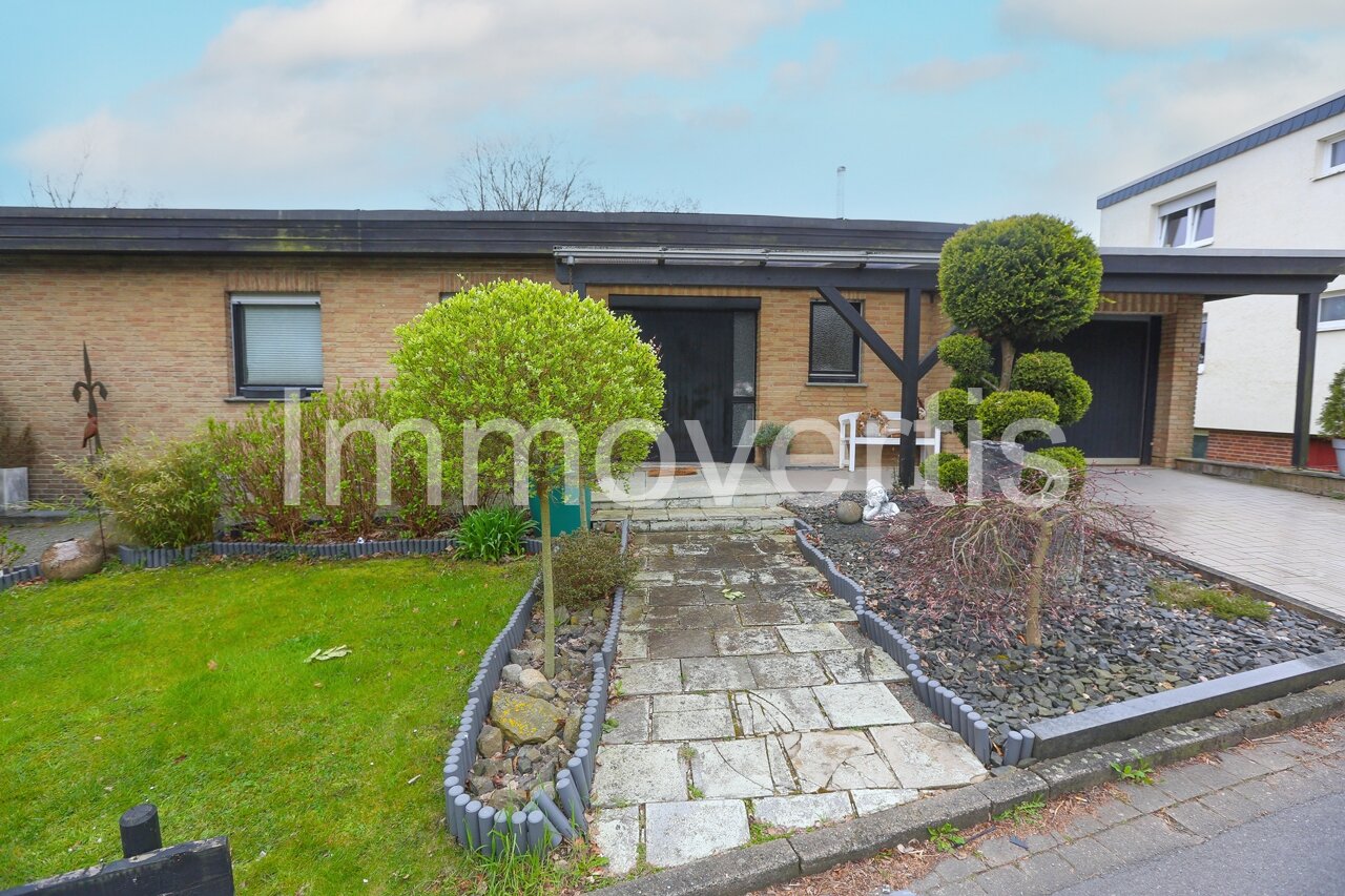 Bungalow mit zwei Wohnungen in Hanglage