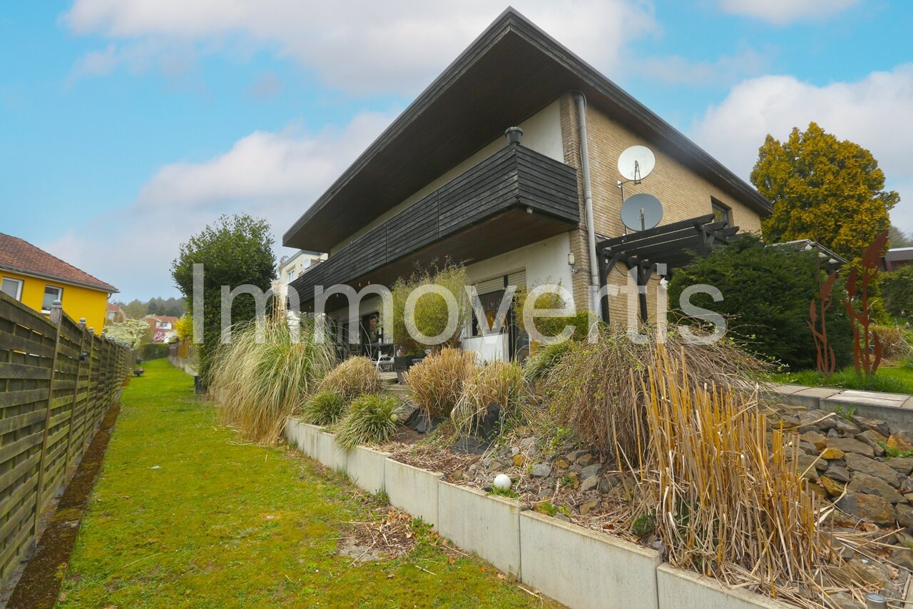 Bungalow mit zwei Wohnungen in Hanglage