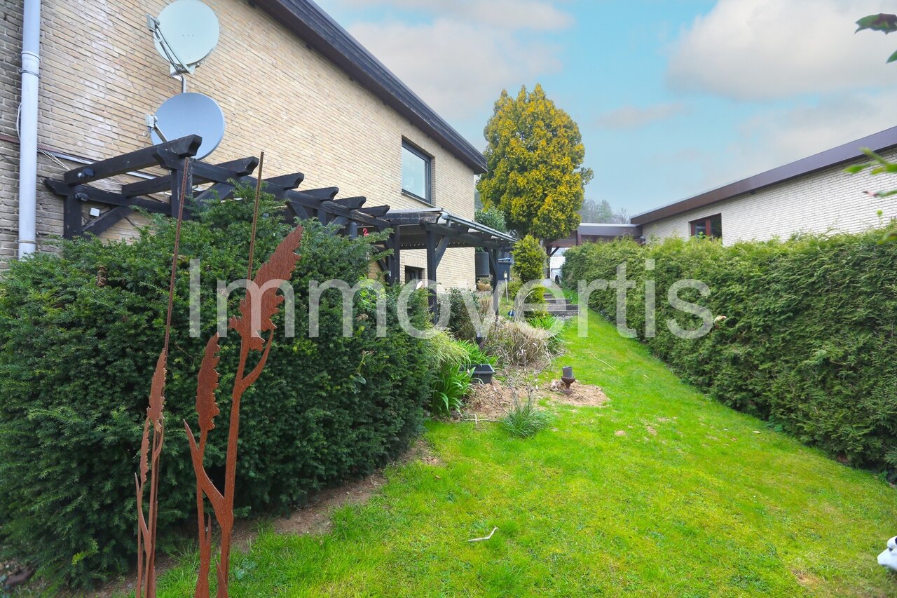 Bungalow mit zwei Wohnungen in Hanglage