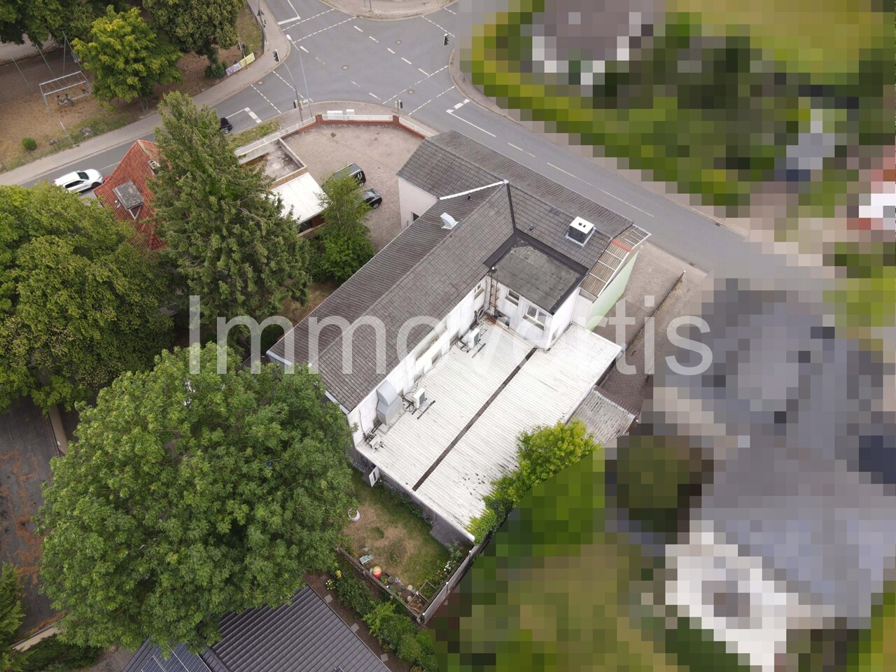 Tanzhaus mit drei Sälen und Wohneinheit