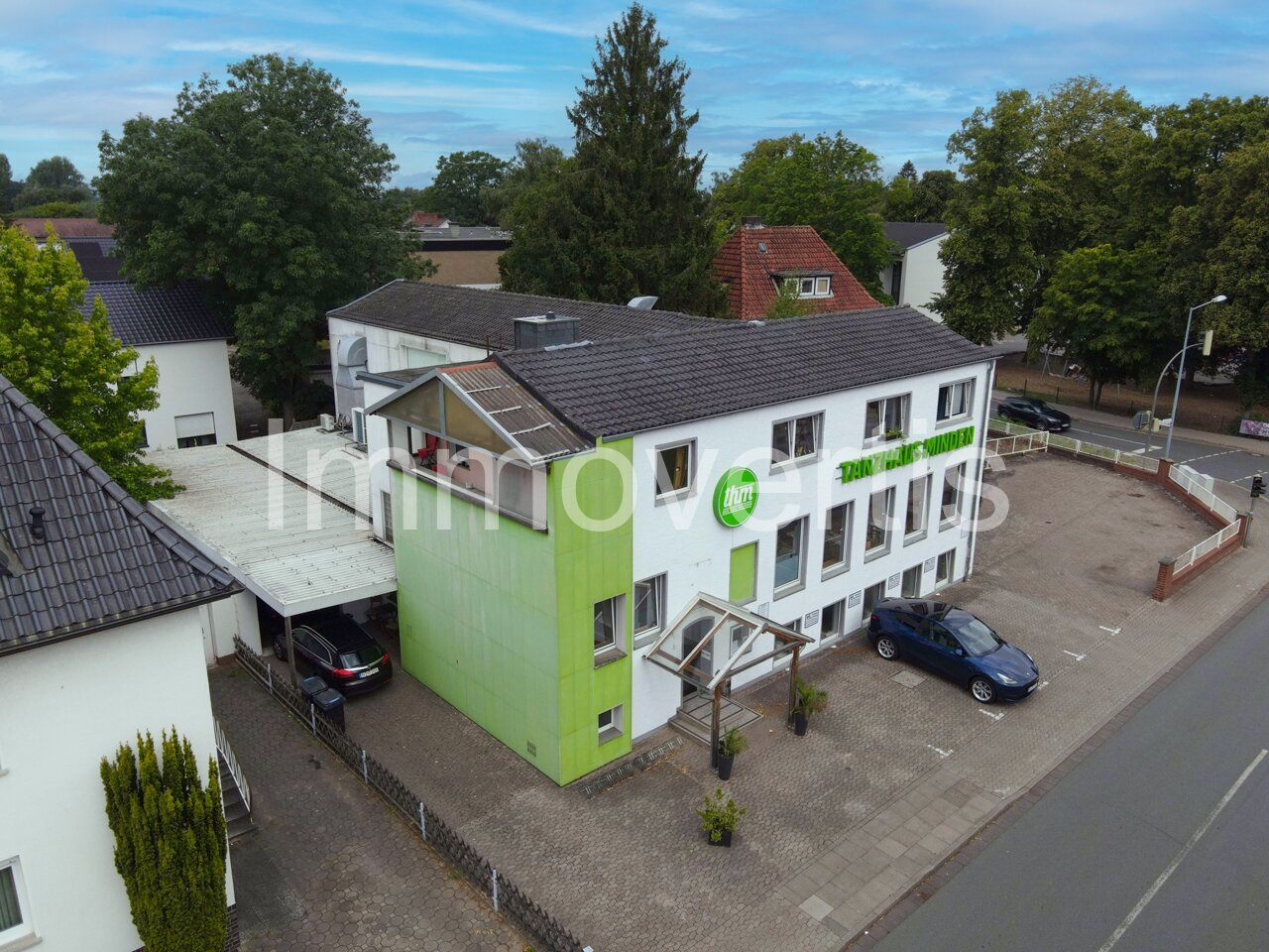 Tanzhaus mit drei Sälen und Wohneinheit