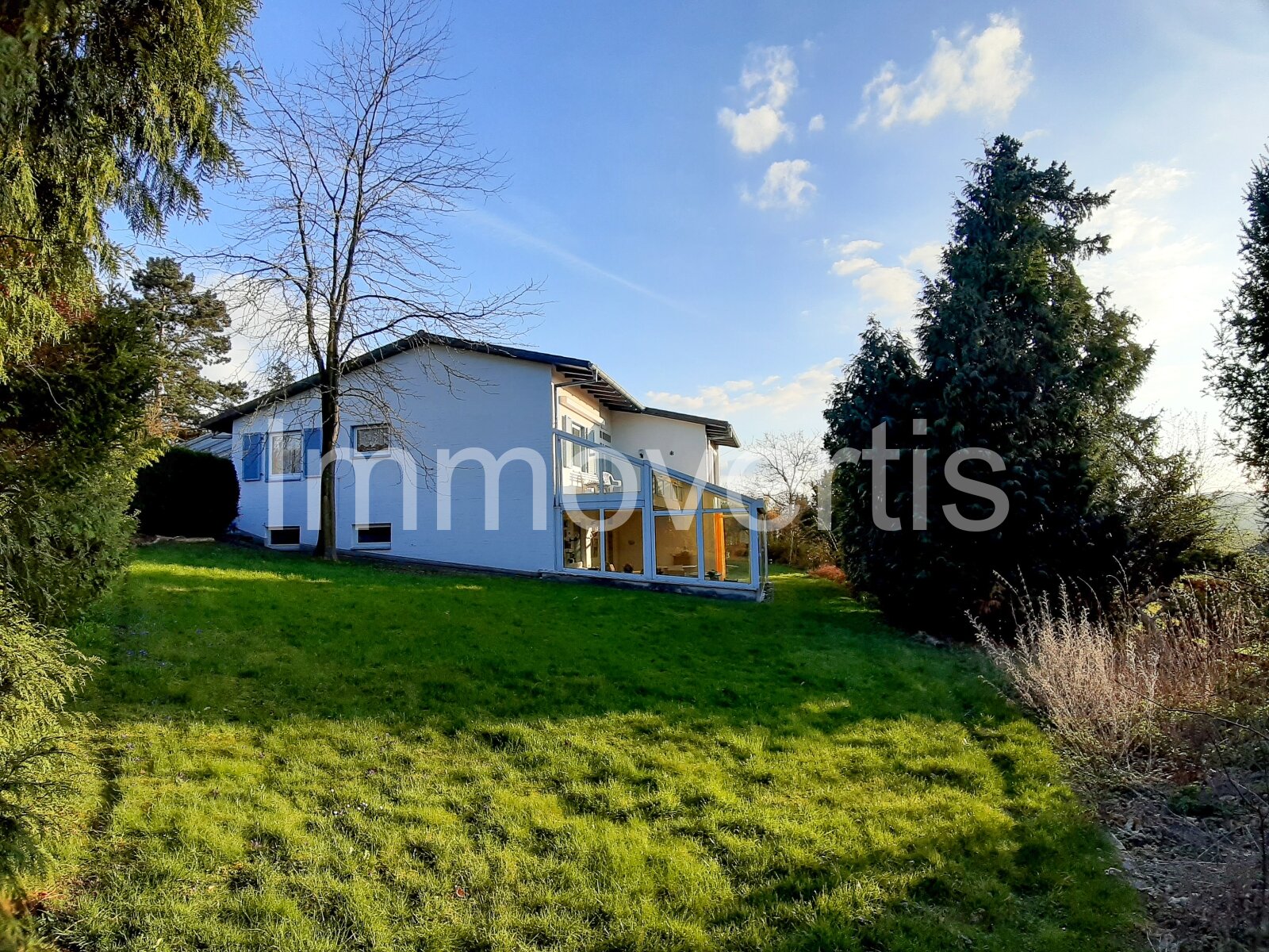 Vielseitiges Einfamilienhaus mit Einliegerwohnung, Sauna und Fernblick