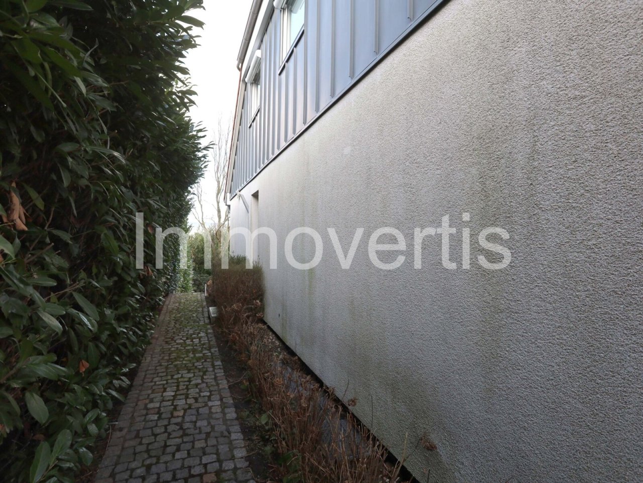 Zugang zum Garten links vom Haus Zugang zum Garten links vom Haus