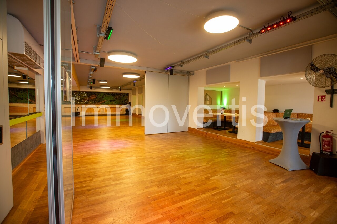 EG Tanzsaal mit flexibler Trennwand EG Tanzsaal mit flexibler Trennwand